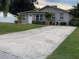 Cozy Home in a Golf kart neighborhood and private pool, hotel con parking en Palm Harbor