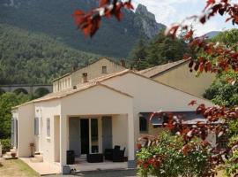 Private riverside villa with breathtaking views, cheap hotel in Axat