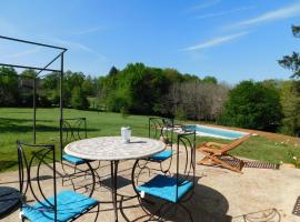 Campagne et confort avec piscine chauffée, hotel in Carsac-Aillac