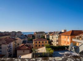 083 - Casa Grande con Attico condominiale vista mare, 500 metri dalla spiaggia