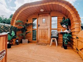 Crabmill Glamping with hot tub, campsite in Bewdley