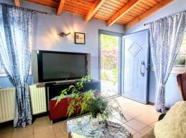 House with garden in city of Rhodes, hotel i Rhodos By