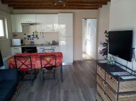 Single storey 40m² bordering pine forest and spa, hotel in Noves