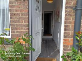 Salisbury House-Huku Kwetu Spacious 4 Bedrooms House- Sleeps 6 - Luton Town Centre, сімейний готель у Лутоні