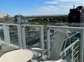 The Fawkner Apartment Bay-view pool/Gym Free Parking, hotel v Melbourne