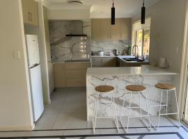 Shared house with other guests near shopping center and theme parks, hotell i Gold Coast
