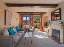 The Village Green Apartment, hotel com piscina em Nelson