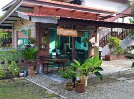 Red Coral Villa, hotel perto de Air Hangat Village, Tanjung Rhu