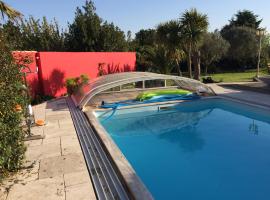 Maison 3 ch avec accès piscine chauffée couverte, hotel en Rivedoux-Plage