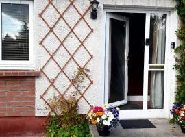 1 Bed Flat - Sleeps 4 - Garden - Parking - Wifi