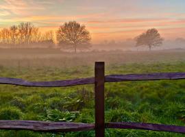 Quality Oak Barn with Hot Tub and Parking, hotel a Bramley