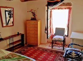 Sidharta Room, farm stay in Villalba dels Arcs