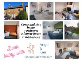 3 Bed 2 Lounge House up to 40pc off Monthly in Addlestone by Angel and Ken Serviced Accommodation Great Value for Long-term Stay, lodging in Addlestone