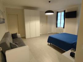 Appartamento Le Rondini C, hotel v mestu Intra