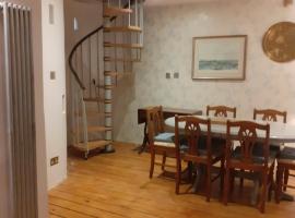 Characterful Cottage near the Sea, Beach, Pier & Shops, hotel i Weston-super-Mare