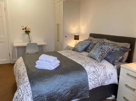 Lovely Large Bedroom in London, 2min to the tube, habitación en casa particular en Hendon