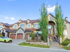 French Château w/Swim Spa & Theatre: 11,700 sqft, séjour à la campagne à Calgary