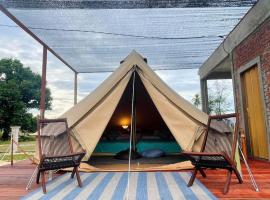 Rembulan Escape - beachfront bell tent (no 2), tapak glamping di Kampung Penarik