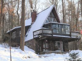 Escape in our Rain-Forest A-Frame Retreat with Hot Tub at The Kairos Cabin, хотел в Harveys Lake
