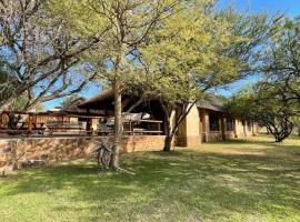 Oryx Wilderness Game Lodge and Tented Camp，Rhenosterfontein列方丹自然保護區（Leeufontein Nature Reserve）附近的飯店