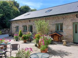 Wesley House Holidays - Choice of 2 Quirky Cottages in 4 private acres, pet-friendly hotel in Redruth