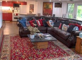2 Bedroom Apartment overlooks WCU and Cullowhee NC - Smoke and Pet free, hotel in Sylva