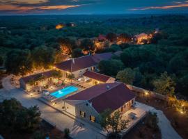 Gorgeous Home In Oklaj With Outdoor Swimming Pool, hotel a Oklaj