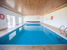 Poachers & Old Toms, Ivy Tower Holiday Cottages, khách sạn ở Tenby