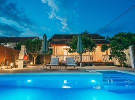 Holiday house Stella with Pool & Jacuzzi, alquiler vacacional en Zmijavci