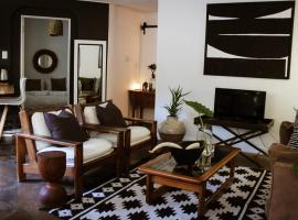ALLURING SELF CATERING 2 BEDROOM VILLA at BOKMAKIERIE VILLAS, villa in Windhoek