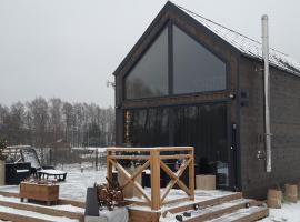 Domek Mazurski całoroczny nad jeziorem z Jacuzzi SPA, hotel in Pasym