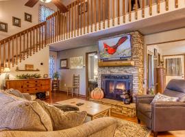 Cozy Cabin with Mountain Views Near SkyLift Park!, hotel spa a Gatlinburg