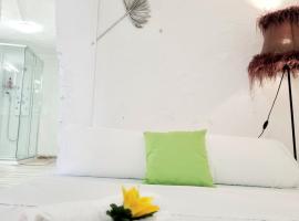 Apartamentos La Cueva, готель з гідромасажними ваннами у місті Патерна