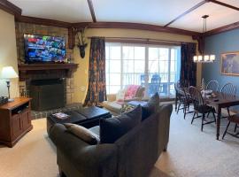Chalet-Style Condo - 5 minutes to Lifts and village!, apartm&aacute;n v rezidenci v destinaci Mont-Tremblant