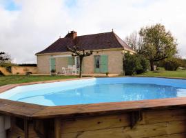 Cosy holiday home with swimming pool, hotel din Lavercantière