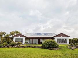 Sea Breeze - Spacious home with lovely ocean views, hotel v destinaci Port Elliot