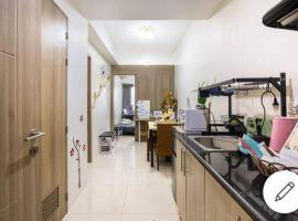 Lovely Condo 2-BR w/balcony in SM-Sucat, Paranaque, hotel di Manila