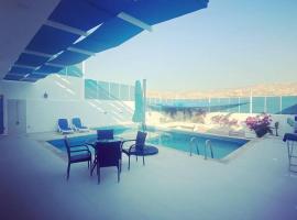 Aqua Blue Villa-Dead Sea, Jordan, villa í Amman