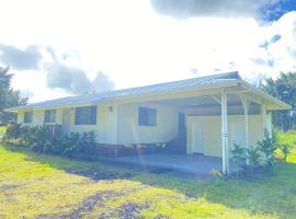 THE MANONO HOUSE - Peaceful, Private 3Bd 2Bath Home near HILO, with AC!, מלון ידידותי לחיות מחמד בKeaau