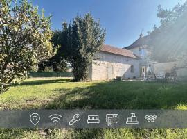 * La Petite Ferme de Moiry * Maison Indépendante proche du circuit de Magny Cours, maison de vacances à Saint-Parize-le-Châtel