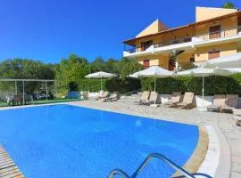 Cochelli Upper Pool Walk to beach AC WiFi