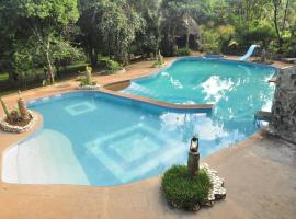 Naiberi River Campsite & Resort: Eldoret, Plateau Station yakınında bir otel