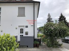 Altstadt Nähe 7 Min Fußweg über Alte Maibrücke zu Pension mit Balkon & Garten, ideal for long stay, relocation, hotel v destinaci Ochsenfurt