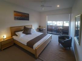 Modern air-conditioned 3-bedroom townhouse in centre of Cape Woolamai, hotel in Cape Woolamai