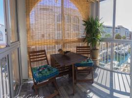 Charmant 2 pièces les pieds dans l'eau, hotel in Sète