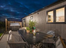 Hazel Lodge, 27 Roadford Lake Lodges, holiday home sa Lifton