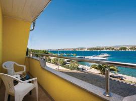 Cozy Apartment In Sibenik With House Sea View, hotel en Isla Krapanj