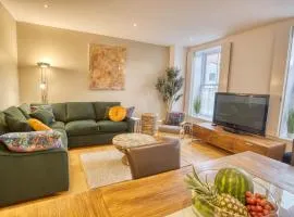 Pass the Keys Centrally Located Apartment