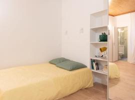 Equipped studio 2 steps from the Arc de Triomphe, apartment in Paris