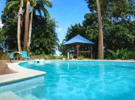 Gîte Kaz à Topaze, piscine, jardin tropical